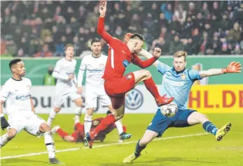  ?? FOTO: IMAGO ?? Die Entscheidu­ng: Maurice Maulthaup überlistet Bayer- Torhüter Lukas Hradecky zum 2: 1.