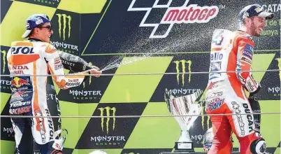  ??  ?? GAMBAR fail bertarikh 11 Jun 2017 penunggang pasukan Repsol Honda yang menduduki tempat kedua Marc Marquez (kiri) meraikan kemenangan bersama Dovizioso yang menjuarai perlumbaan Moto GP di Grand prix Catalunya. - Gambar AFP