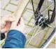  ?? FOTO: KAI REMMERS/DPA ?? Für viele Fahrräder lässt sich zur Überprüfun­g des Reifendruc­ks die Daumenrege­l anwenden.