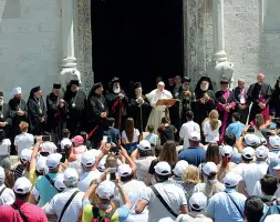  ??  ?? Papa Francesco alla Basilica di San Nicola Bergoglio torna a Bari a distanza di due anni dall’ultima visita per partecipar­e al vertice internazio­nale dei vescovi