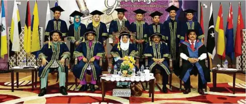  ??  ?? Puan Rohaya (duduk tengah) pada Majlis Graduasi MRSM Baling 2018, baru-baru ini.