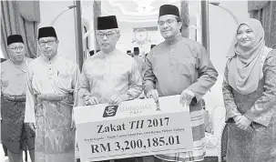  ?? — Gambar Bernama ?? TERIMA ZAKAT: Tenku Tengku Abdullah (tengah) menerima zakat daripada Lembaga Tabung Haji yang disampaika­n oleh Timbalan Ketua Pegawai Eksekutif Datuk Badlishah Abdul Ghani pada majlis Penyerahan Zakat Perniagaan Karporat di Istana Abdul Aziz dekat...