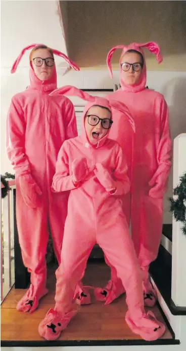  ?? — PHOTOS: AMY WILSON ?? One year mom-of-three Amy Wilson bought her family matching bunny pyjamas inspired by the movie A Christmas Story.