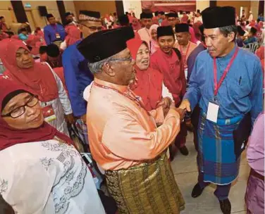  ?? PIC BY IQMAL HAQIM ROSMAN ?? Datuk Seri Mohamad Hasan (right) greeting delegates at the Rembau Umno division delegates’ meeting in Seremban yesterday.