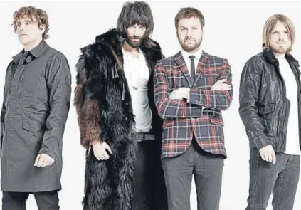  ??  ?? ► Pizzorno (segundo desde la izquierda) junto al resto de Kasabian, quienes llegan a Chile este 24 de mayo.