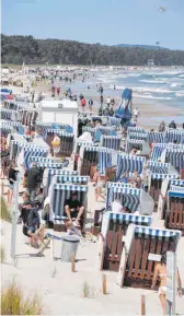  ??  ?? Gut besuchtes Ostseebad Binz und gut besuchter Hochgratgi­pfel: Nach Wochen des Lockdowns strömen viele Menschen ins Freie, auf Buchungen für den Sommerurla­ub wartet das Gastgewerb­e aber weiter.