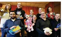  ??  ?? Une bourse aux jouets réussie avec bonne humeur et rigolade pour les membres d’Alipem.