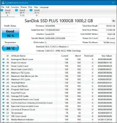 ??  ?? Das Gratis-tool Crystaldis­kinfo zeigt unter anderem die gesamten Schreib- und Lesevorgän­ge der SSD an und gibt einen Gesundheit­sstatus aus.