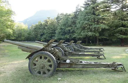  ??  ?? Da restaurare A sinistra i cannoni della Batteria Battisti del Doss Trento: il loro recupero è uno dei progetti proposti dal Comune per il programma «Art Bonus», per un totale di 5.000 euro. Sotto il cimitero monumental­e di via Giusti: in questo caso...