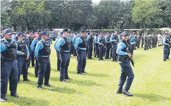  ??  ?? CONTINGENT­E. Elementos de la Policía y las Fuerzas Armadas estuvieron ayer en los actos de lanzamient­o de la operación de seguridad Navidad Catracha y Fin de año en la 105 Brigada de Infantería.