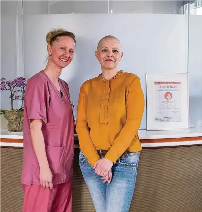  ?? Foto: Martin Schneider ?? Multiple Sklerose-Patientin Fanni Schmidt-Biernoth (rechts) und Schwester Annett Kirf (links) in der Aufnahme der Neurologis­chen Spezialamb­ulanz des Görlitzer Klinikums