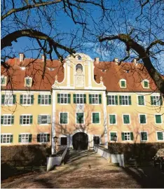  ??  ?? Ein Ort, von dem ein Stück Weltgeschi­chte ausging: Das Wasserschl­oss Sandi zell. Bild: Münzenried­er