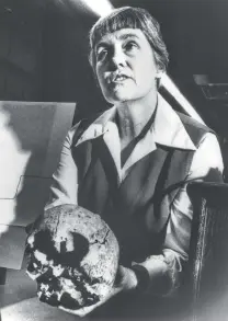  ?? United Press Internatio­nal file photo ?? Archaeolog­ist Anne Fox displays a skull found during a 1979 excavation on the Alamo grounds.