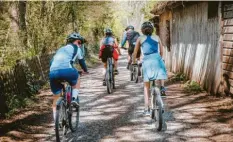  ?? Foto: Julian Leitenstor­fer ?? Viele nutzten das schöne Wetter an Ostern für eine Radtour, so wie hier in Schondorf. Einige Radfahrer verletzten sich aber bei Unfällen.