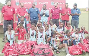  ?? (Pics: EFA) ?? Nhlangano Build it champions Holneck posing for a group photo with the store’s management and Eswatini Football Associatio­n (EFA) CEO Frederick Mngomezulu (3rd L).