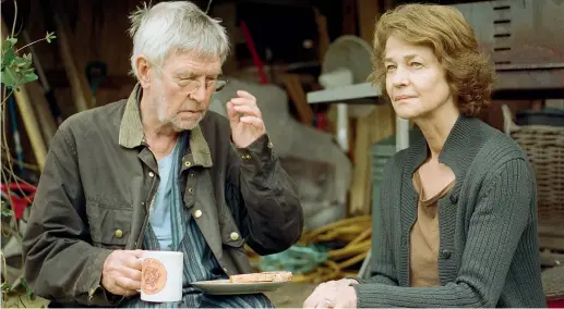  ??  ?? Coppia Tom Courtenay, 78 anni, e Charlotte Rampling (69) in una scena del film di Andrew Haigh, «45 anni». I due, nella parte dei coniugi Kate e Geoff Mercer, hanno vinto l’Orso d’argento per la migliore interpreta­zione femminile e maschile all’ultimo...