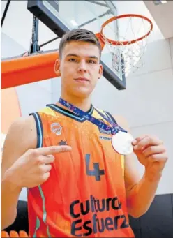 ?? ?? Jaime Pradilla, con la medalla de oro del Eurobasket.