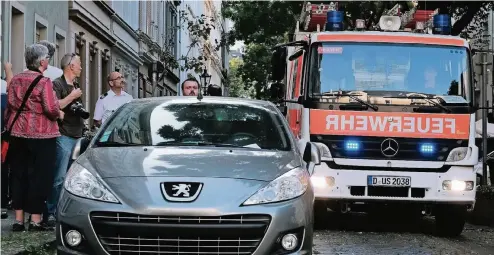  ??  ?? Vor Kurzem hatte die Feuerwehr gezeigt, wie schwer es ist, Falschpark­er zu umfahren. Daraufhin haben sich viele Bürger bei der RP gemeldet.