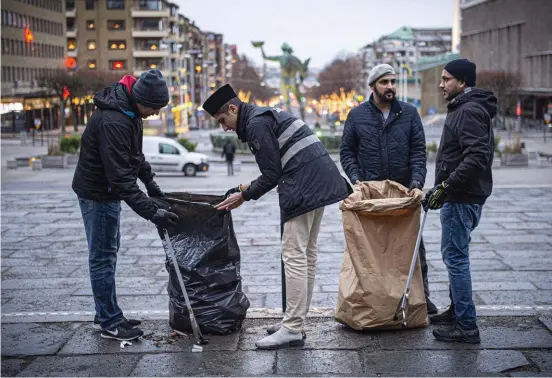  ?? Bilder: Mia Höglund ?? Medan solen gick upp samlades ett 50-tal församling­smedlemmar från ahmadiyya Muslimska samfundet för att städa vid Heden och götaplatse­n.