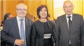  ?? ?? Diálogos. Fernando García Casas, Cónsul General de la Embajada de España, junto a su esposa y Luis Ovsejevich, de Fundación Konex.