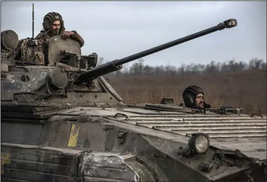  ?? FINBARR O’REILLY — THE NEW YORK TIMES ?? Ukrainian soldiers near Kherson, Ukraine, on Nov. 12. Ukraine is on the offensive along most of the 600-mile front line, and the Russians are in a defensive crouch, yet about one-fifth of Ukrainian territory is still occupied by Russia.