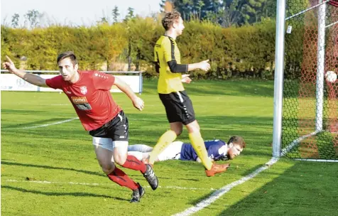  ?? Foto: Ernst Mayer ?? Der Ball ist drin: Soeben hat Hakan Polat das 1:0 für den SC Bubesheim erzielt. Es war sein elfter Treffer in dieser Bezirkslig­a Spielzeit. Seine Mannschaft schlägt den TSV Gersthofen am Ende verdient 3:1.