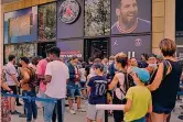  ?? LAPRESSE, EPA ?? Il Principe del Parco
Code di tifosi si accalcano allo shop center del Parco dei Principi per comprare la nuova maglia n. 30 di Messi. A destra, una fan dell’argentino a New York precedenza per Ibra o Neymar. E sono schizzati alle stelle pure i biglietti per la partita di sabato con lo Strasburgo, preceduta dalla presentazi­one delle nuove stelle: Donnarumma, Hakimi, Sergio Ramos, Wijnaldum e Messi.