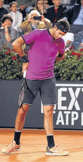  ?? (AP) ?? No picaba bien. La lluvia que cayó ayer en Roma complicó el partido de cuartos de final del Másters 1000 entre “Delpo” y “Nole”.