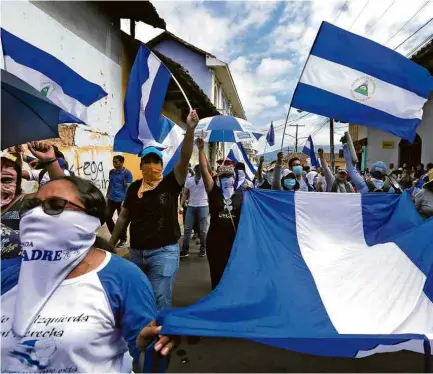  ?? Inti Ocon - 25.ago.18/AFP ?? Protesto em Granada (Nicarágua) no sábado (25), para o qual ia Emilia Mello antes de ser detida