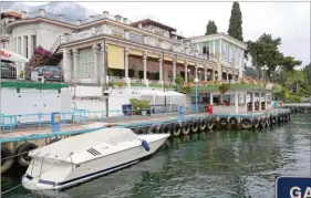  ??  ?? Les rives du lac de Garde sont souvent bordées de très belles constructi­ons à l’image de cet hôtel au pied de Gardone Riviera.