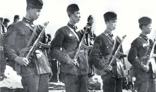  ?? DPA-BILD:Archiv- ?? 1959: Bewaffnete chinesisch­e Soldaten sind nahe der tibetisch-indischen Grenze stationier­t.