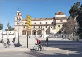  ??  ?? Vor der Iglesia de la Victoria gibt es gute Tapas-Bars (l). Die wenig von Autos befahrene Calle Seminario führt durch einen Wald (r.).