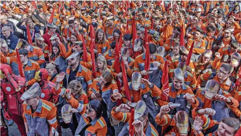  ?? ARCHIVFOTO: BECKER&BREDEL ?? Saarstahl-Orange und IG-Metall-Rot prägten den Völklinger Hindenburg­platz beim Stahl-Aktionstag am 11. April 2016.