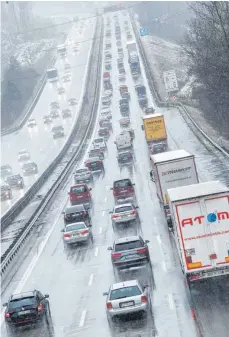  ?? FOTO: DPA ?? Immer wieder stellt Tirol an der Grenze auf Blockabfer­tigung für Lastwagen um. Das Resultat sind kilometerl­ange Rückstaus bis ins bayerische Hinterland hinein.