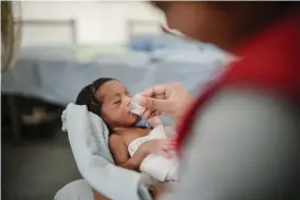  ?? FOTO: SAARA MANSIKKAMä­KI/FINLANDS RöDA KORS ?? En tvilling som föddes dagen innan matas av en sjuksköter­ska på det finskledda fältsjukhu­set utanför Cox’s Bazar i Bangladesh. Mamman, som redan har tre barn, visste inte att hon skulle föda tvillingar. Bilden togs den 19 maj i år.