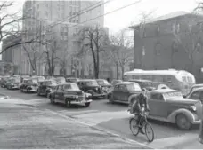  ?? TORONTO STAR ARCHIVES ?? University Ave., shown here in 1942 just north of the Canada Life Building, is a main traffic hub for Toronto.