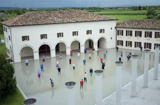  ??  ?? Circus Gli studenti di Fabrica, il laboratori­o creativo di Benetton