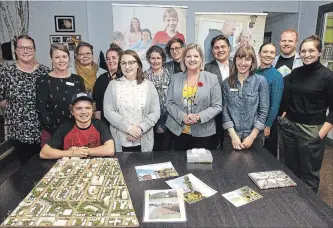  ?? CLIFFORD SKARSTEDT EXAMINER ?? Leader of the Ontario New Democratic Party Andrea Horwath with former NDP candidate Sean Conway, executive director Brianna Salmon and employees at the GreenUp store .