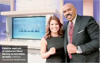  ?? CORTESÍA GOLDEN BOY PROMOTIONS ?? Esparza, aquí con el conductor Steve Harvey, es una latina de éxito.