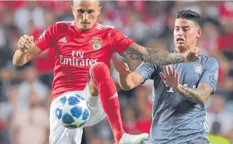  ?? AFP ?? La afición del Benfica chifló a James, y al técnico Rui Vitoria lo tuvieron que calmar tras el ademán.
