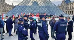  ?? ?? Protest against pension reform in front of the Louvre museum in Paris