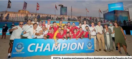  ??  ?? FESTA. A equipa portuguesa voltou a dominar no areal da Figueira da Foz