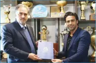  ?? FOOTBALLIA­PP ?? Former Esteghlal player and manager Farhad Majidi (R) and the Persian Gulf Pro League club’s CEO Ahmad Madadi pose for a photo after signing a contract for the team’s managerial post in the Iranian capital of Tehran on March 3, 2021.