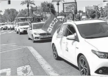  ?? JORDI VIDAL ?? Un momento de la caravana de coches organizada por CCOO para la mejora del Hospital de Los Morales.