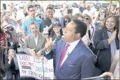  ?? MARCIO JOSE SANCHEZ — THE ASSOCIATED PRESS FILE ?? Conservati­ve radio talk show host Larry Elder speaks to supporters during a campaign stop in Norwalk.