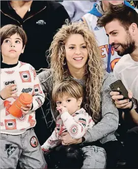  ?? JAMES DEVANEY / GETTY ?? Shakira, Piqué y sus dos hijos, en el Madison Square Garden el lunes