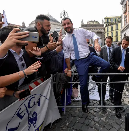  ??  ?? In piazza Matteo Salvini salutato dai sostenitor­i alla fine dell’incontro dal prefetto