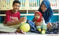  ??  ?? MILK MAKER: Dot Nyek, alat pembuat susu otomatis, karya Attar dan Dinda (foto kanan). Dari kiri, M. Attariza Wanggono dan Wafiq Dinda nda Agustin memangku Rara di day care sekolah, lokasi yang cocok untuk menggunaka­n gunakan Dot Nyek.