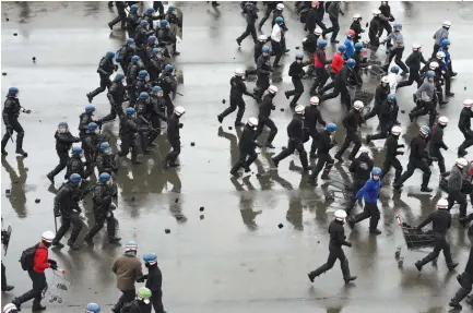  ?? NICOLAS TUCAT|AFP ?? Polícia de choque dispersou vários grupos de manifestan­tes durante os distúrbios ocorridos na noite de quinta-feira nos arredores de Paris