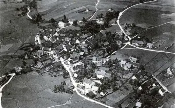  ?? Foto: Gemeinde Diedorf ?? Dieses Luftbild zeigt Anhausen um das Jahr 1938.